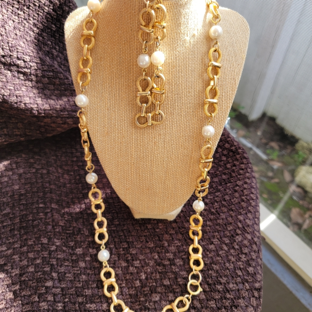 Beautiful goltone and pearl Necklace/Bracelet set